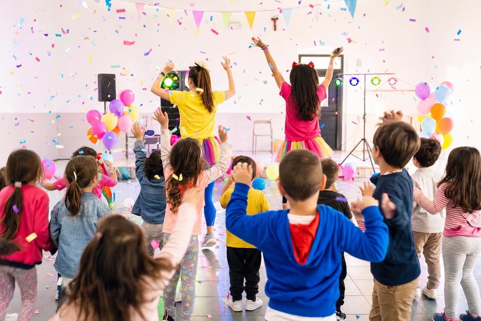 Scena illustrativa di baby dance con bambini e animatrice